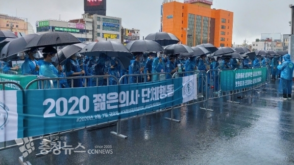 대전·충청 전공의들이 7일 대전역 서광장에서 ‘전공의와 학생들이 의대 정원 증원 및 공공의대 설립 반대 궐기대회’를 진행했다.