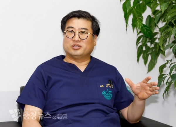 Kim Young-il, head of Dunsan Korean Medical Hospital of Daejeon University, during the interview with Chungcheong News. / Photo by Minyeong Jo