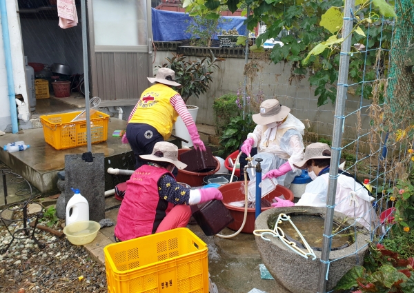 지난 6일 아산시 송악면에서 호우피해 복구 자원봉사를 펼치고 있는 태안군 봉사자 모습.