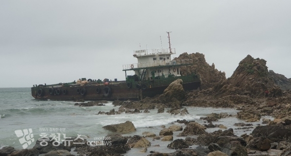 기상악화로 좌초된 259톤급 바지선 A호 (출처=태안해양경찰서)