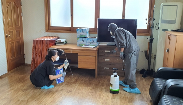 아산자활센터 소독사업단이 임시대피시설 방역소독 실시