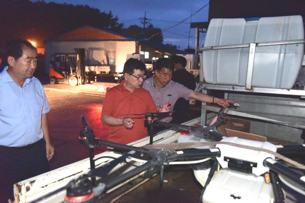 방제 장비를 활용한 공동방제 장면