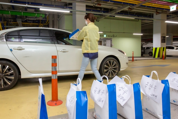 지난 3월, 세종시교육청 지하 주차장에서 드라이브스루를 통한 마스크 배부 모습