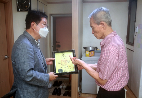 장종태 서구청장이 12일 제75주년 광복절을 맞아 강현철(81세) 애국지사 유족의 자택을 방문하여 위문품을 전달하고 유공자의 희생과 헌신에 존경과 감사의 말을 전하고 있다