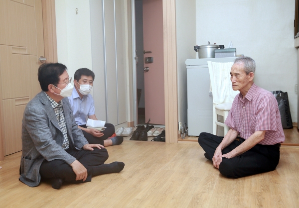 장종태 서구청장이 12일 제75주년 광복절을 맞아 강현철(81세) 애국지사 유족의 자택을 방문 모습