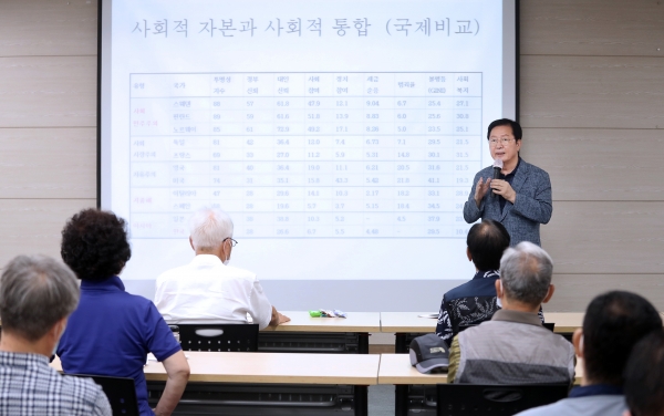 장종태 서구청장이 11일 도마1동 주민자치학교 개강식에 참석해 인사말을 하고 있다.