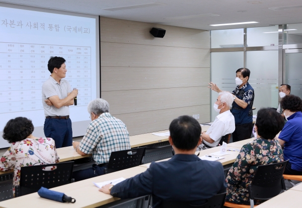 도마1동 주민자치학교에서 장수찬 목원대 행정학과 교수가 주민자치회 이론에 대해 강의하고 있다.