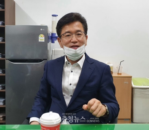 허태정 대전시장이 30일 대전시의회 기자실을 방문해 코로나19 대응 방안을 설명하고 있다.