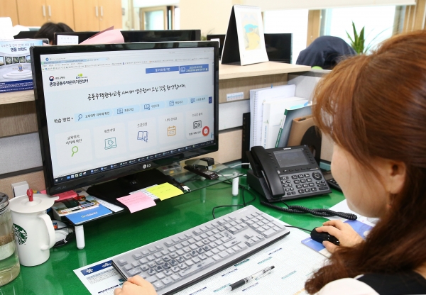 유성구청 담당 주무관이 LH 공동주택관리교육 사이버 연수원 온라인교육 홈페이지에 접속해 수강신청 방법을 설명하고 있다.