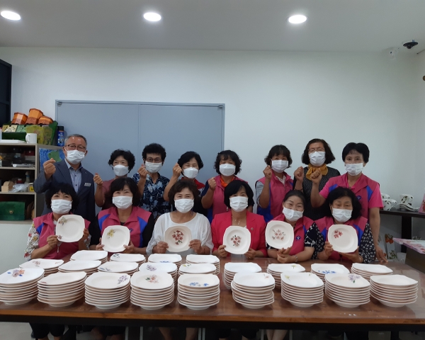 지난 10일 해벗공방에서 도예체험 후 단체사진