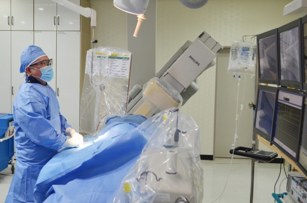 배장호 건양대병원 심혈관센터장이 심혈관 중재시술을 시행하는 모습