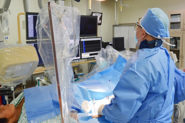 배장호 건양대병원 심혈관센터장이 심혈관 중재시술을 시행하는 모습