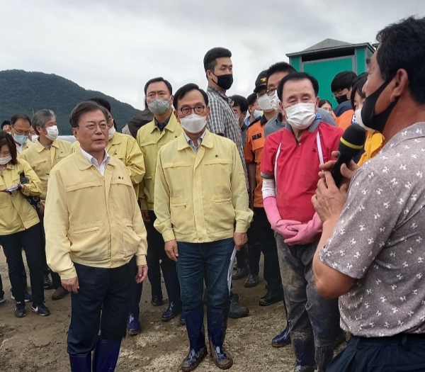 문재인 대통령이 지난 12일 집중호우로 피해를 본 천안을 방문한 가운데 박상돈 천안시장과 문 대통령이 지역주민들의 건의사항을 청취하고 있다.