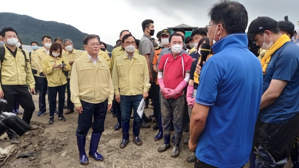 문재인 대통령이 지난 12일 집중호우로 피해를 본 천안을 방문한 가운데 박상돈 천안시장과 문 대통령이 지역주민들의 건의사항을 청취하고 있다.