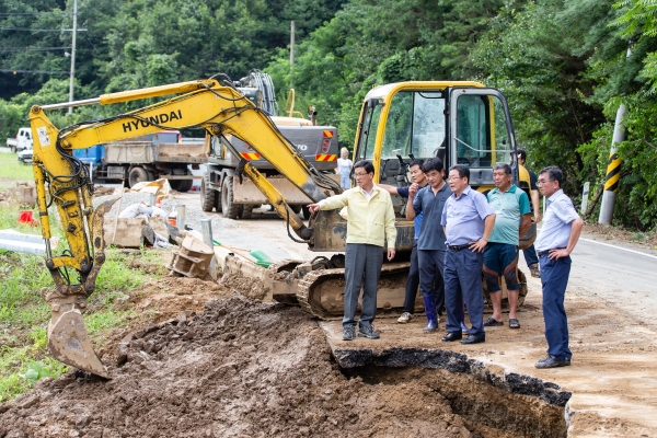 김돈곤 청양군수 농업피해현장 찾아 지원대책 점검 모습