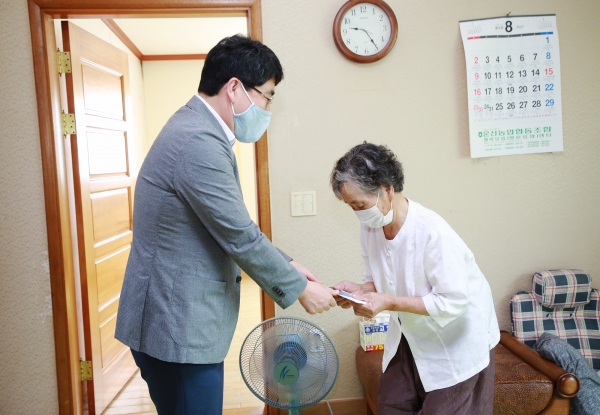 애국지사 호억준씨의 자녀 호무춘씨 댁을 찾아 위문품을 전달하고 있다.(상품권 10원)