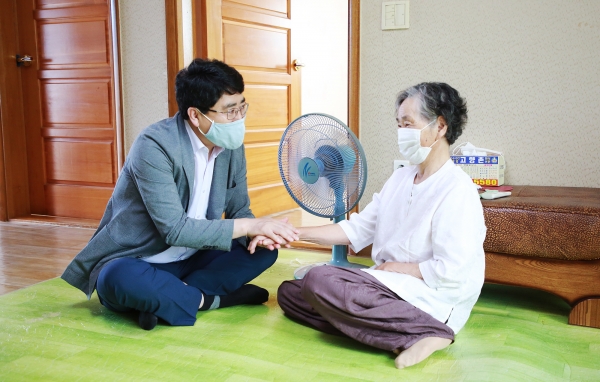 12일 서산시장이 애국지사 호억준의 자녀 호무춘씨를 위문하고 있다.