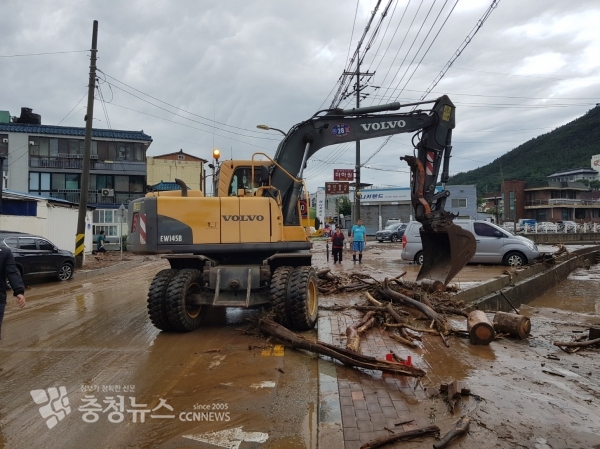 호우 피해를 입은 예산읍에서 복구작업이 진행되는 모습
