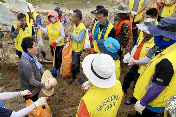 13일 천안수해현장 봉사활동 장면