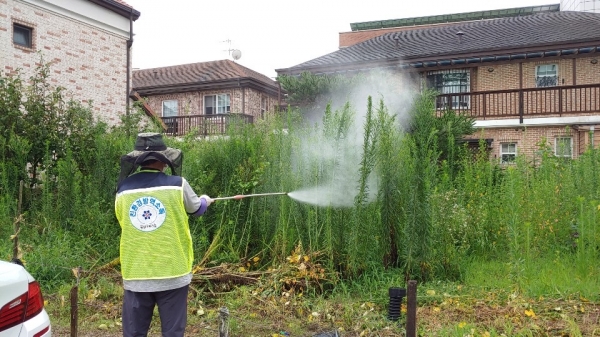 13일 유성구보건소 방역기동반이 노은동 주택가에 대한 잔류분무 소독을 실시하고 있다.