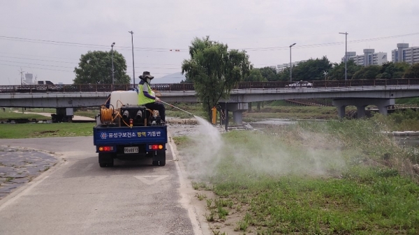 13일 유성구보건소 방역기동반이 유성천변 산책로를 따라 잔류분무 소독을 실시하고 있다