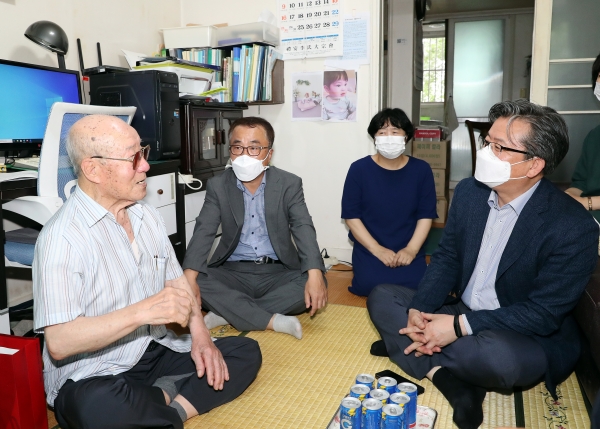 정용래 유성구청장은 제75주년 광복절을 앞둔 13일 독립유공자 고 이준영 선생의 손자인 이헌영님 자택을 방문해 감사와 존경의 마음을 전하고 있다.