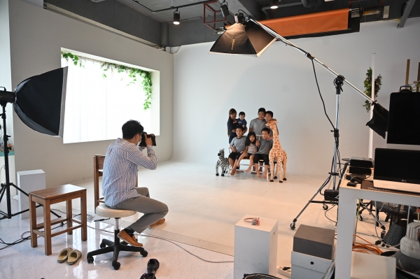 부모와 자녀가 추억을 함께하는 가족사진 무료 촬영