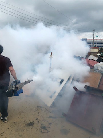 마을주변 방역활동을 하고 있다.