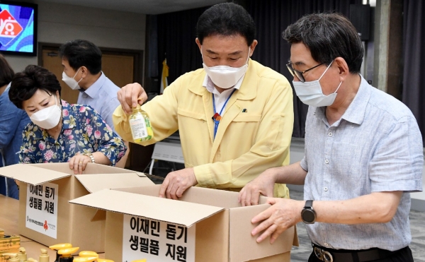 13일 오후 4시 중구청 대회의실에서 생필품꾸러미를 만들었다. 이는 관내 이재민 100세대에 전달할 예정이다