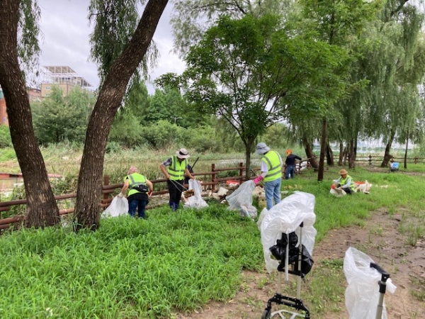 천안시 관계자들이 천호지공원 환경정비를 하고 있다.