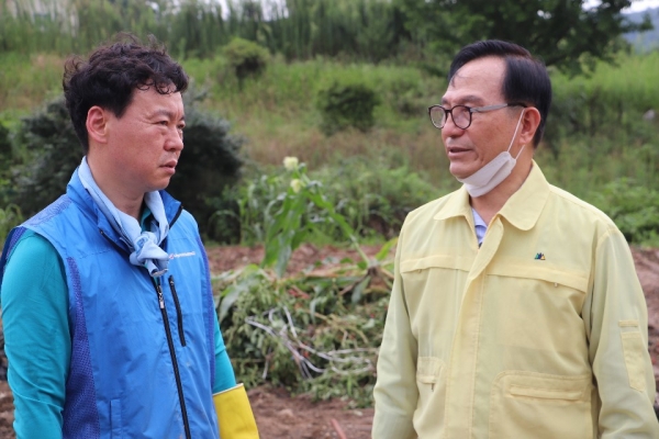 천안시청공무원노조(인사혁신처 등과 합동 수해복구 봉사활동) - 공주석위원장과 박상돈 천안시장