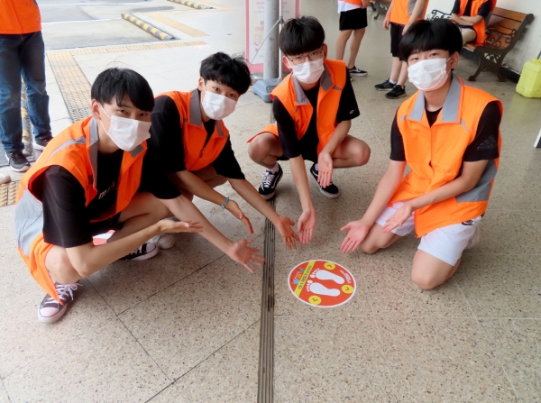 ‘사회적 거리두기 홍보용 바닥 스티커 부착 봉사’ 모습.