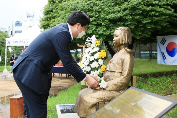 14일 서산시민공원에서 일본군위안부피해자 기림의 날을 맞이해 평화의 소녀상에 헌화하고 있다.