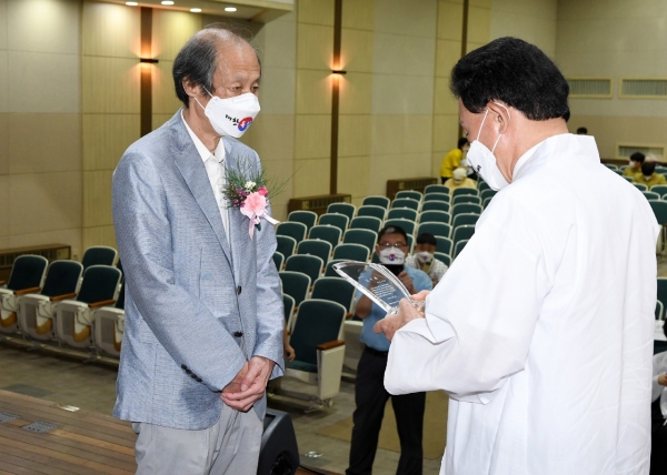 4.1만세운동을 주도했던 박준근 선생의 업적을 기리고자 직계 장손인 박건진 옹에게 감사패를 전달함