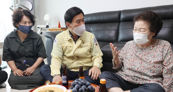 황인호 동구청장이 독립유공자 자녀와 담소를 나누는 모습