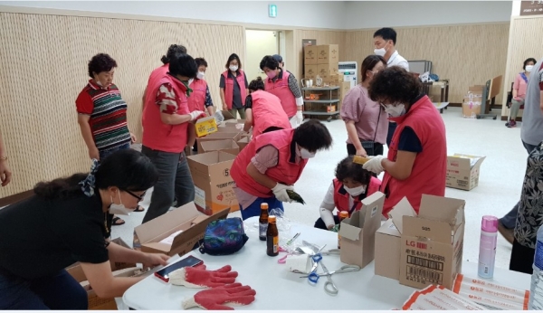 대전 서구 정림동 행정복지센터는 지난 14일 집중호우로 인해 침수피해를 본 관내 160세대에게 생필품 꾸러미를 전달했다.