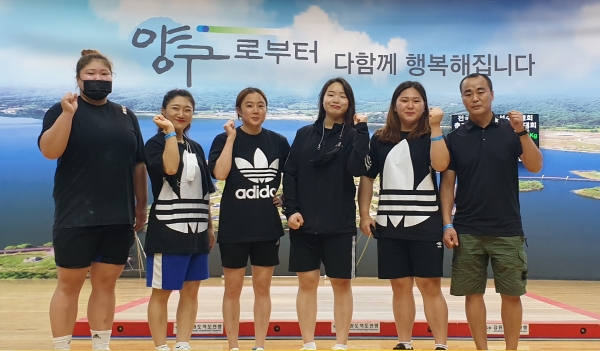 왼쪽부터 이은지 선수, 장은비 선수, 윤민희 선수, 김지영 선수, 장현주 선수, 최재규 감독