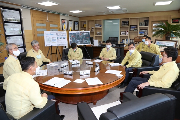 문정우 금산군수, 조명래 환경부 장관에 인삼밭 피해 농가 특수성 호소 간담회 모습