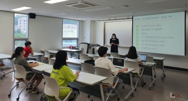 ‘실전! 해외취업 입사지원 프로그램’에 참여한 학생들이 입사지원에 필요한 준비사항을 듣고 있는 모습