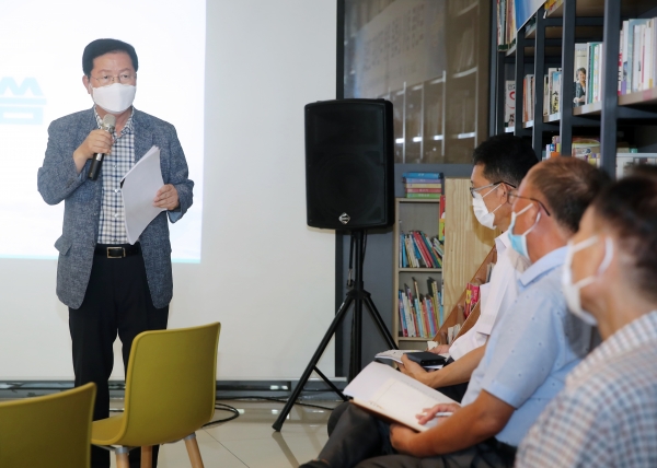 장종태 서구청장은 18일 도안동 도안아이파크관리사무소에서 지역 아파트단지 입주자대표회장, 통장, 시ㆍ구의원 등 20여 명이 참석한 가운데 도안동 행정복지센터 신축을 위한 주민대표 간담회를 가졌다.