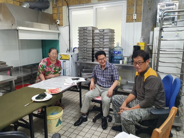 코로나19로 인해 어려움을 겪고 있는 관내 사회적경제기업을 대상으로 컨설팅을 운영하여 큰 호응을 얻고 있다.(우명동전통떡마을 컨설팅 사진)