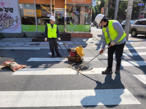 18일 원내동 일원에서 구청 건설과 직원들이 도로 위의 포트홀을 정비하고 있다