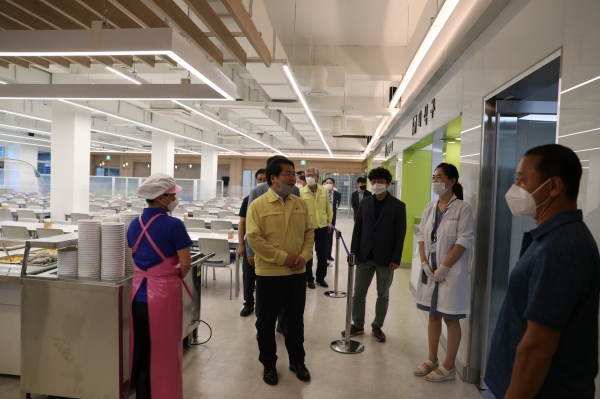 오세현 아산시장이 운영을 재개한 구내식당을 살펴보고 있다.