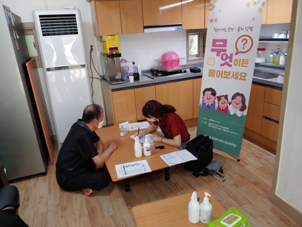 읍내1동 경로당에서 어르신이 건강 기초검사를 받고 있다.