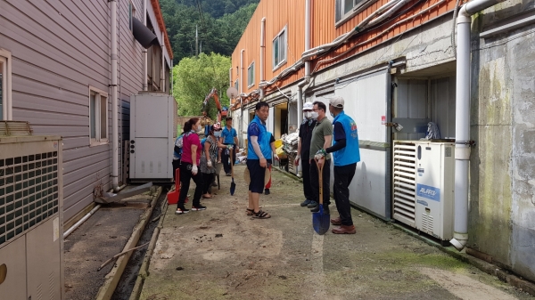 주성환 동남구청장이 호우피해지역을 방문해 자원봉사자를 격려하고 있다.