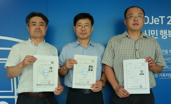 사진 왼쪽부터 제121회 국가시험에서 토목시공기술사에 합격한 김유신 차장,        전기철도기술사에 합격한 신일용 부장, 철도차량기술사에 합격한 조재현 차장