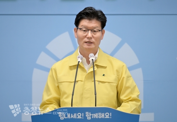 김정섭 공주시장이 19일 제90차 정례브리핑을 하고 있다.