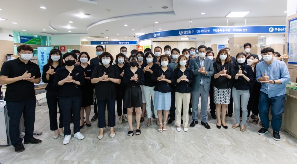 청각장애를 가진 민원인들과의 원활한 의사소통을 위해서 수어를 배우고 있는 공무원들