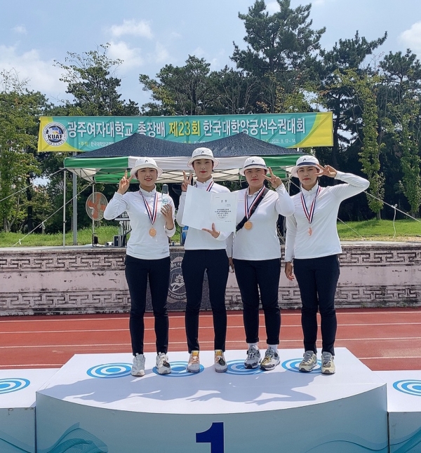 목원대 양궁팀(왼쪽부터 유시현, 이나영, 손원빈, 김어진 선수)이 여자대학부 단체전에서 동메달을 획득해 기념촬영