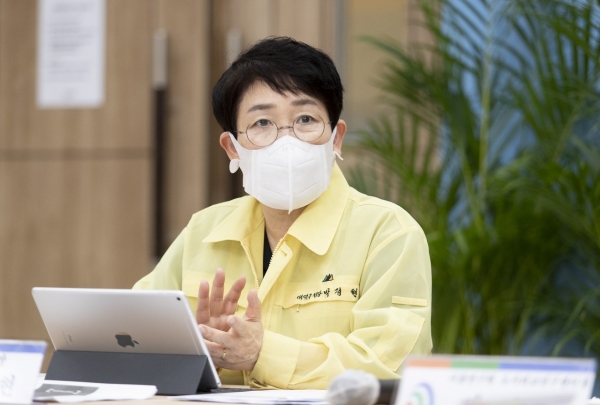 박정현 대덕구청장이 청년정책 기본방향에 대해 설명하고 있다